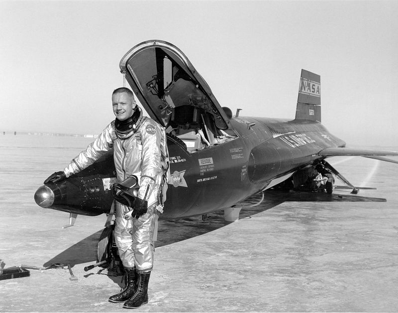 Armstrong posa junto a un caza X-15 en el Centro de Investigación de Vuelo Dryden, en California.