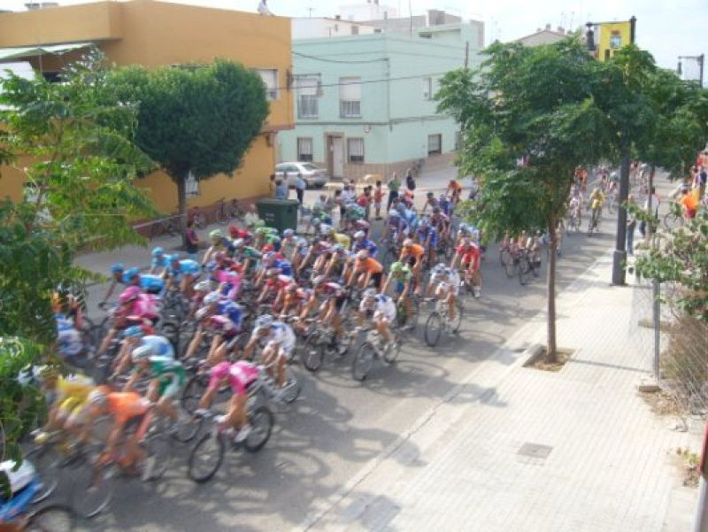 Foto desde un primer piso del pelotón atravesando las calles de Alcudia.