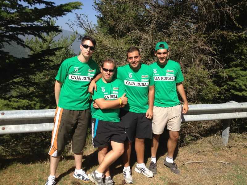 Cuatro amigos con las camisetas del equipo Caja Rural