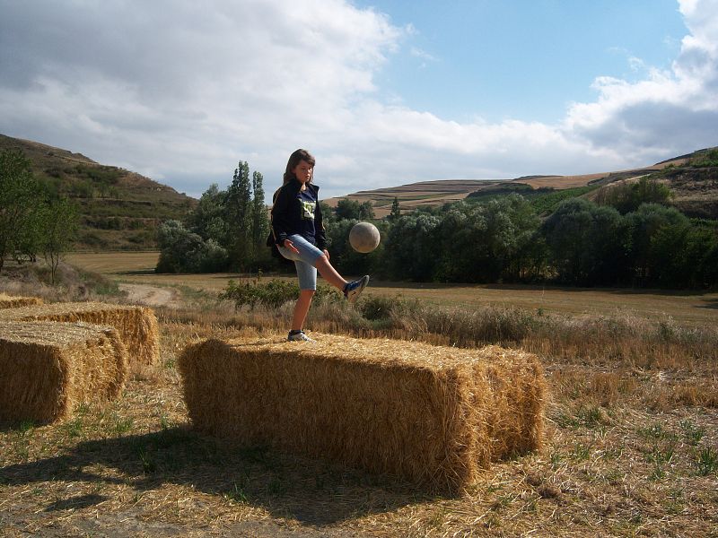 Tú pones en juego el balón de la Supercopa de España