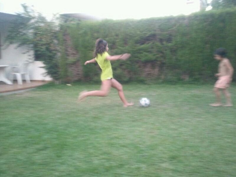 Enseñando futbol a mi prima.