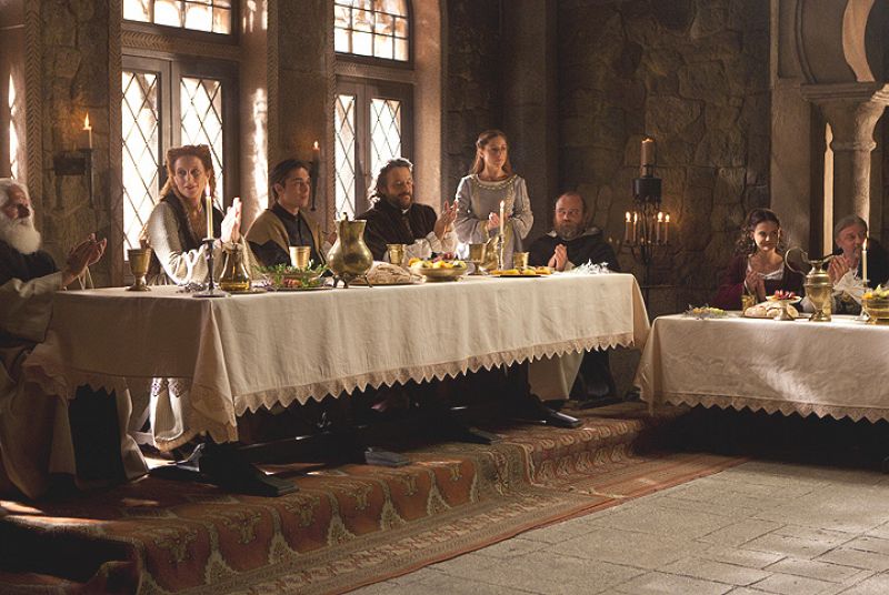 Isabel aprovecha la ocasión para celebrar una fiesta en honor al rey. Su hermano Alfonso está de cumpleaños y eso se merece un gran festejo