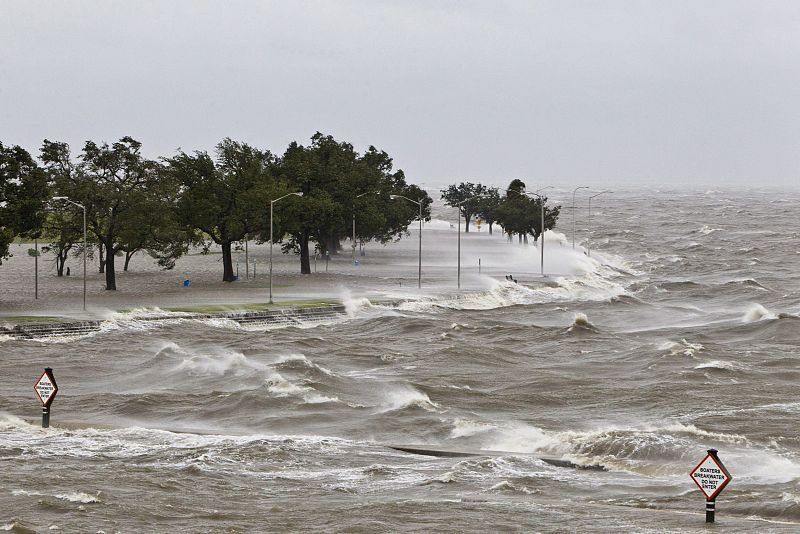 Oleaje y lluvia en el Lago Pontchartrain, en Nueva Orleans