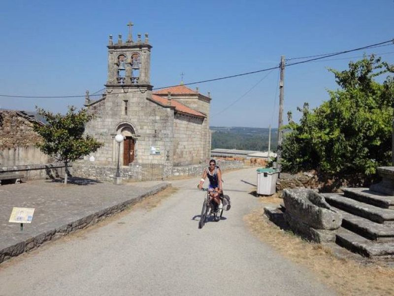 Ciclismo en el interior de un pequeño pueblo de piedra