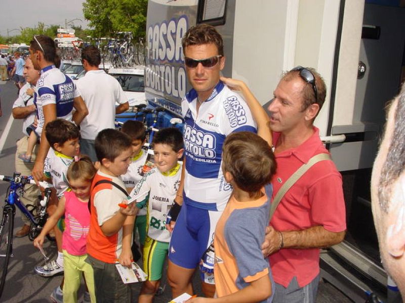  Niños junto a Alessandro Pettacchi