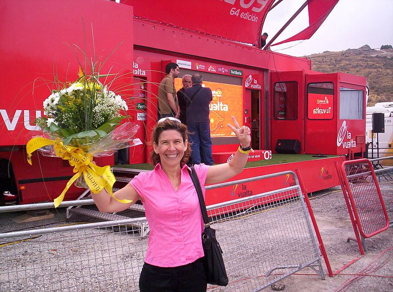 María Eugenia, muy contenta y con el ramo