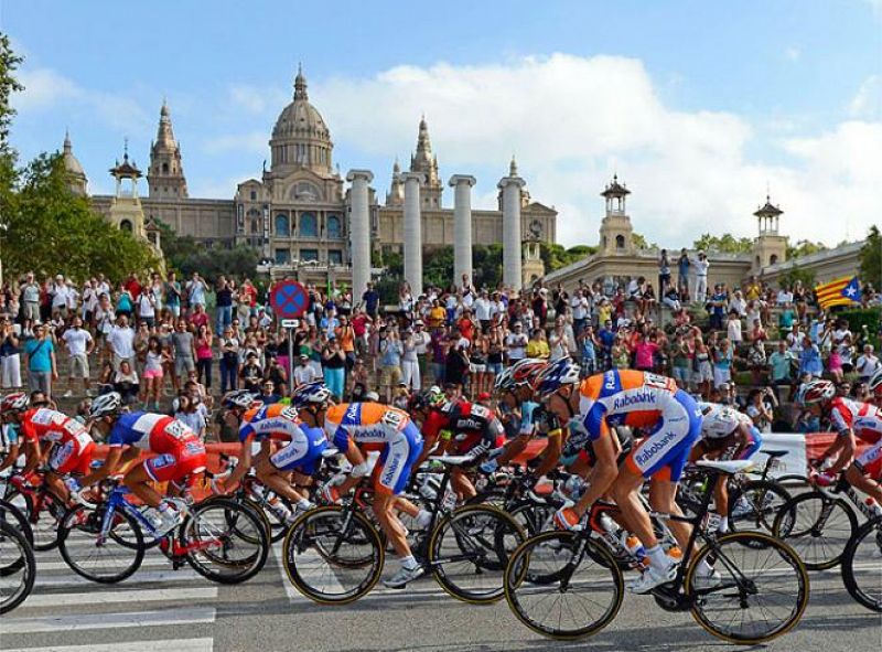 Pelotón al lado del parque de Montjuic