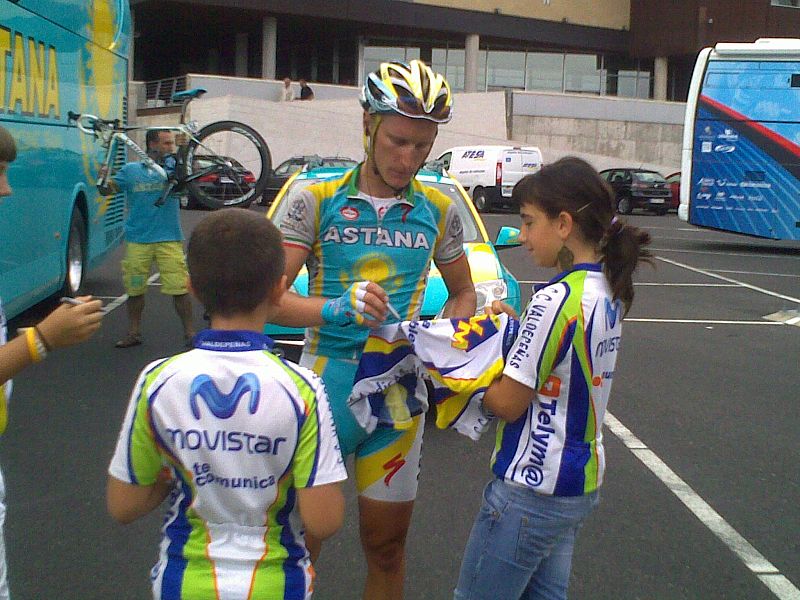 Ciclista firmando para los niños