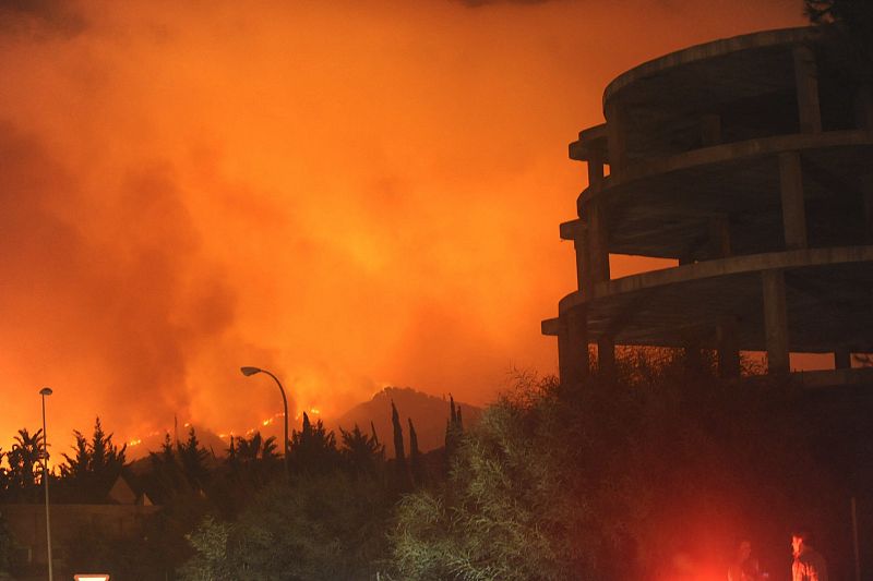 El fuego se acerca al hospital comarcal de la costa del Sol en un incendio que afecta a cinco municipios de Malaga