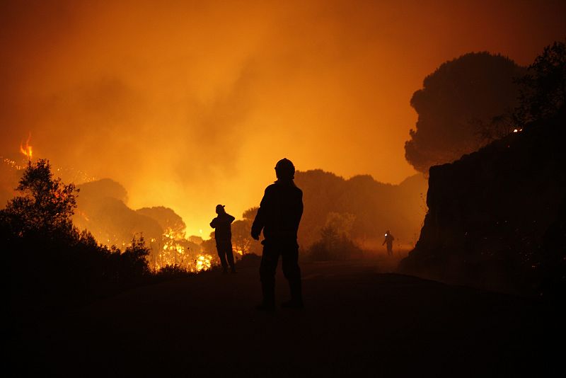 Los bomberos trabajan en la zona de Coin, uno de los municipios de Malaga afectados por el incendio declarado en la tarde del 30 de agosto