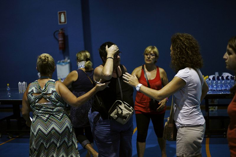 Varias personas evacuadas en el polideportivo municipal de Las Lagunas por el incendio que asola la sierra de Malaga