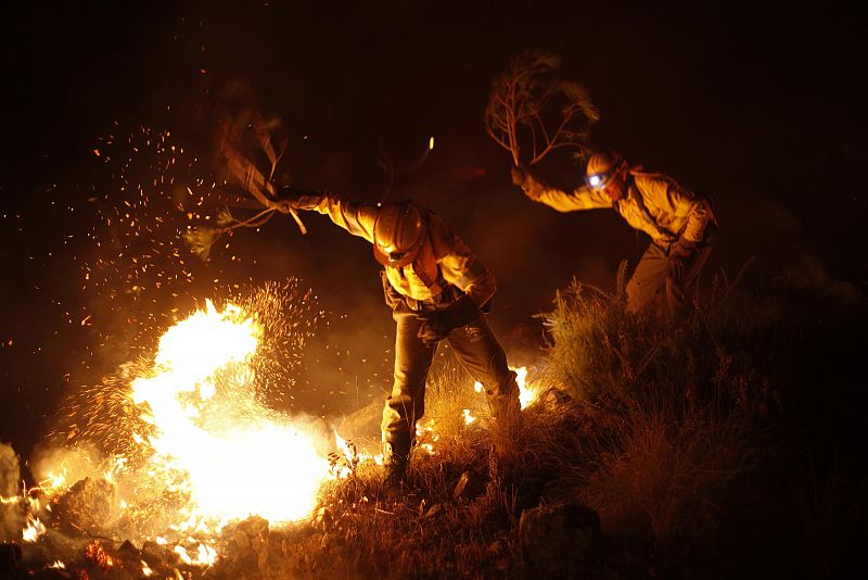 Los bomberos intentan extinguir el incendio declarado el jueves 30 de agosto en el municipio de Coin, cerca de Malaga