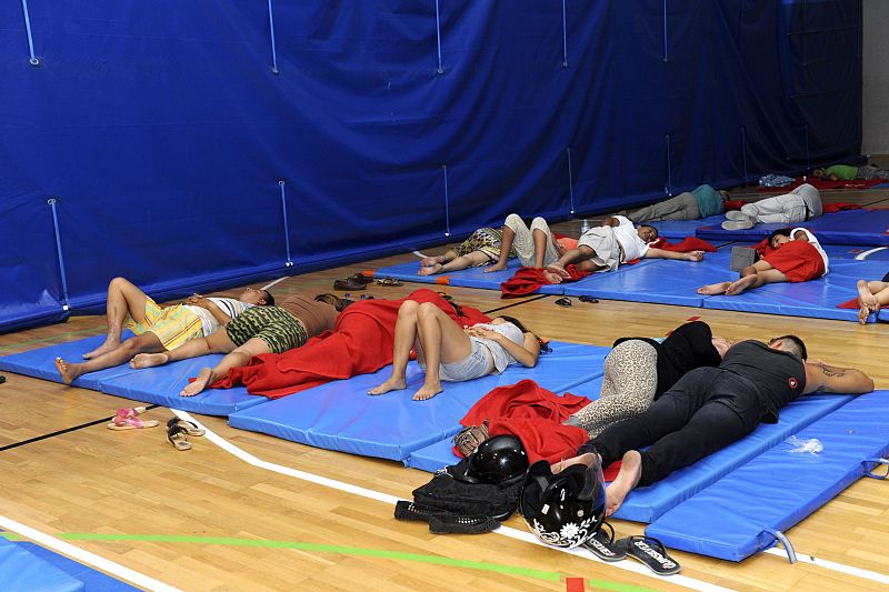 Vecinos de Ojen descansan en el polideportivo Serrano Lima de Marbella