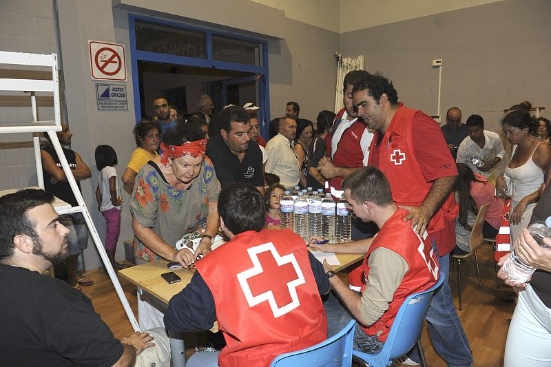 Los vecinos evacuados son atendidos por personal de los servicios de emergencia en el polideportivo Serrano Lima del municipio malagueño de Marbella