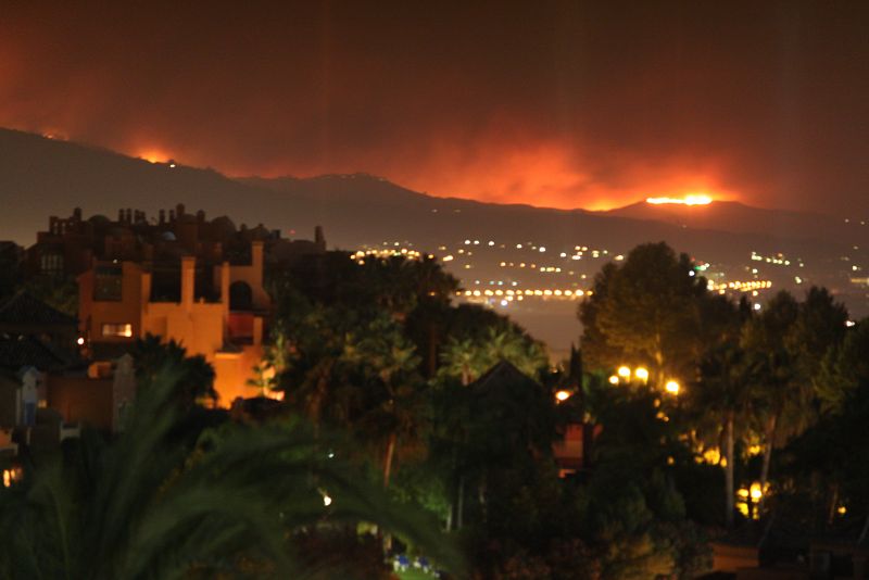 El incendio que afecta a varios municipios malagueños visto desde Nueva Andalucia a las 00.43 horas del viernes