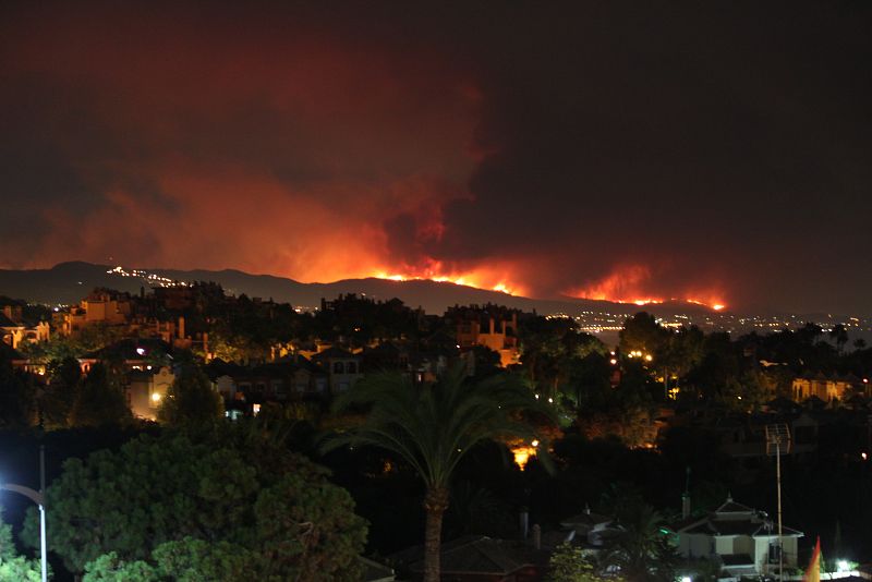 El incendio de Malaga visto desde un balcon de Nueva Andalucia, en Marbella, a la 01.00 de la madrugada del viernes