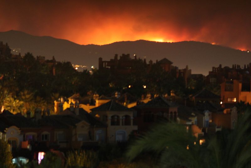 El fuego declarado en la sierra de Malaga que afecta a varios municipios de la provincia, se deja ver desde Nueva Andalucia, en Marbella
