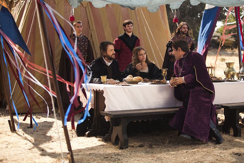 ...de otro, Isabel con sus leales Chacón y Cárdenas y también con el Obispo Carrillo