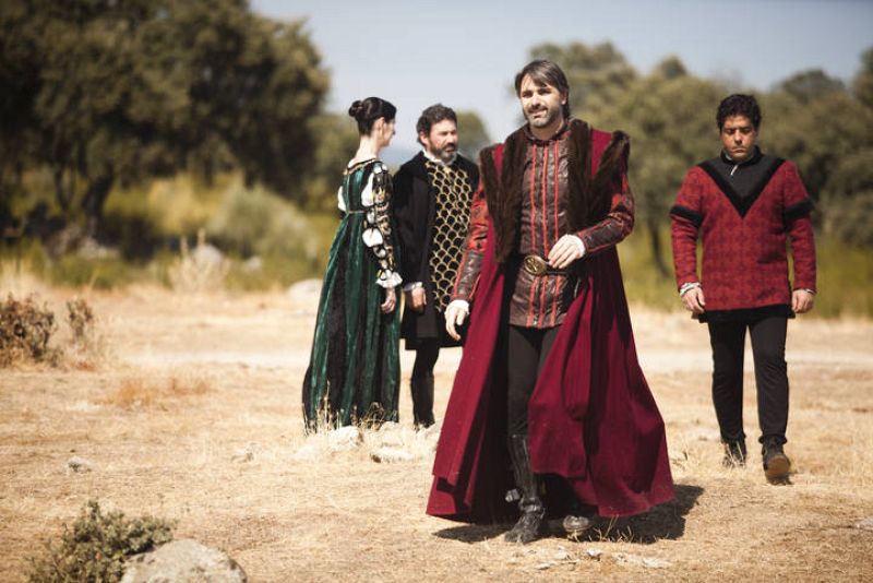 En medio de las negociaciones llega Peralta. Lo envía Juan II porque Aragón necesita aliados en Castilla. 