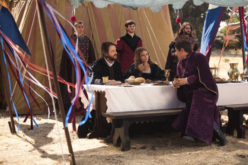 ...de otro, Isabel con sus leales Chacón y Cárdenas y también con el Obispo Carrillo