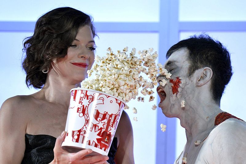 Milla Jovovich bromea en el estreno mundial de "Resident Evil: Retribution"
