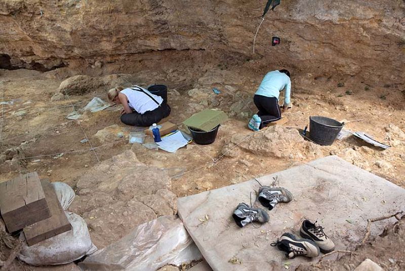 Dos jóvenes excavan con delicadeza en Navalmaíllo