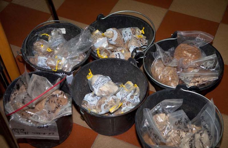El material recogido en las excavaciones se almacena a la espera de ser estudiado