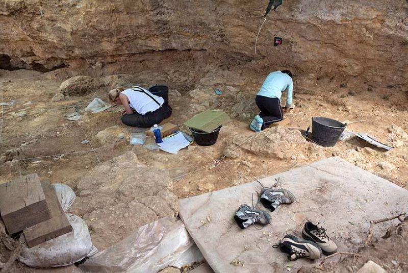 Dos jóvenes excavan con delicadeza en Navalmaíllo