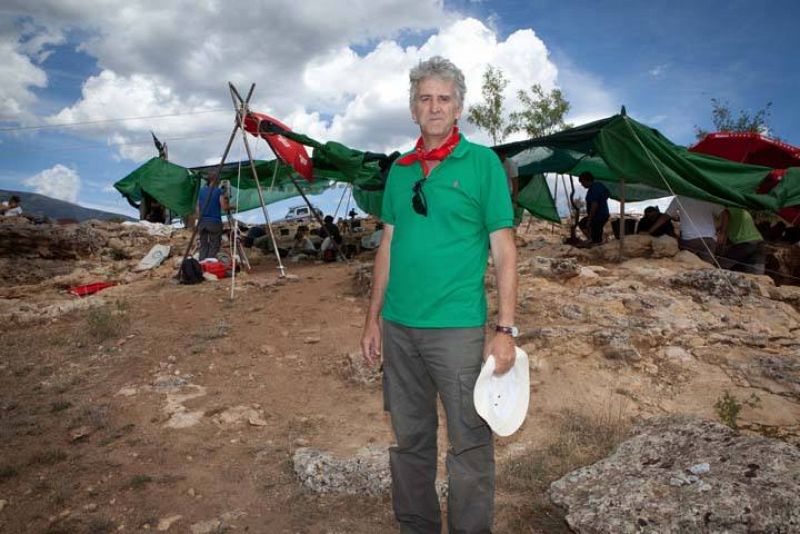 El paleontólogo Juan Luis Arsuaga, en las excavaciones