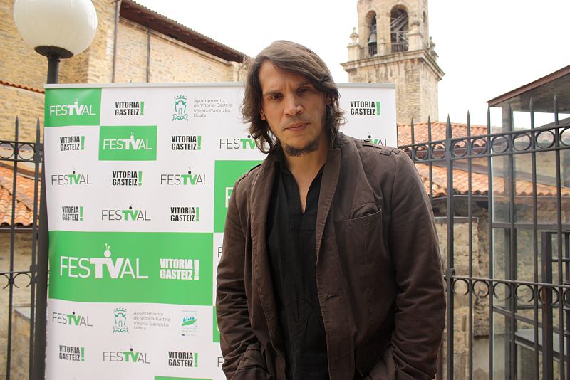 Sergio Peris-Mencheta también ha acudido a la presentación de Isabel en Vitoria.