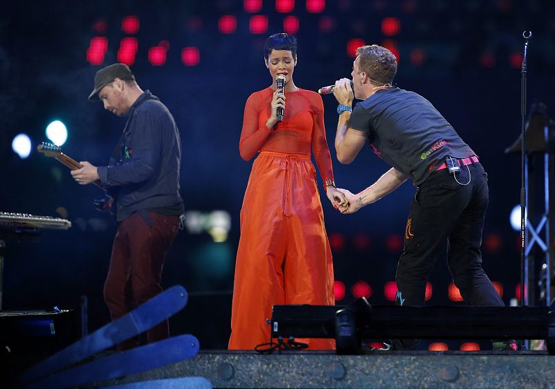 El cantante de la banda Coldplay, Chris Martin, canta con Rihanna durante la ceremonia de clausura de los Juegos Paralímpicos Londres 2012