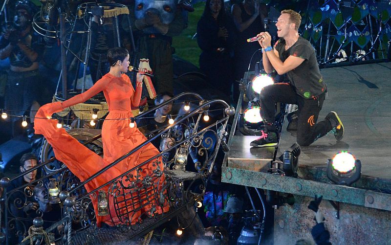 "Actuar en la ceremonia de clausura de los Juegos Paralímpicos es el mayor honor", dijo Rihanna, que lució un original vestido naranja para cantar junto a Chris Martin el hit "Princess of China".