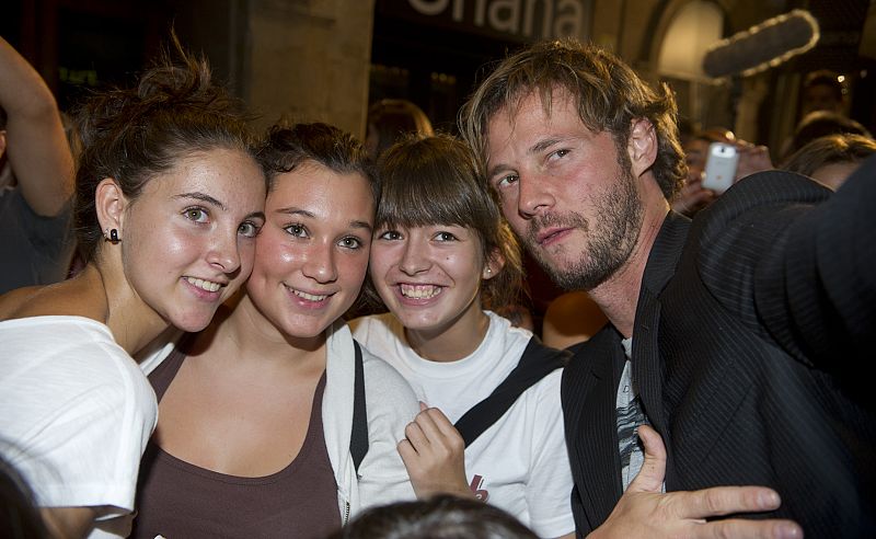 El actor Eloy Azorín, antes de entrar en la gala de clausura del FesTVal de Vitoria
