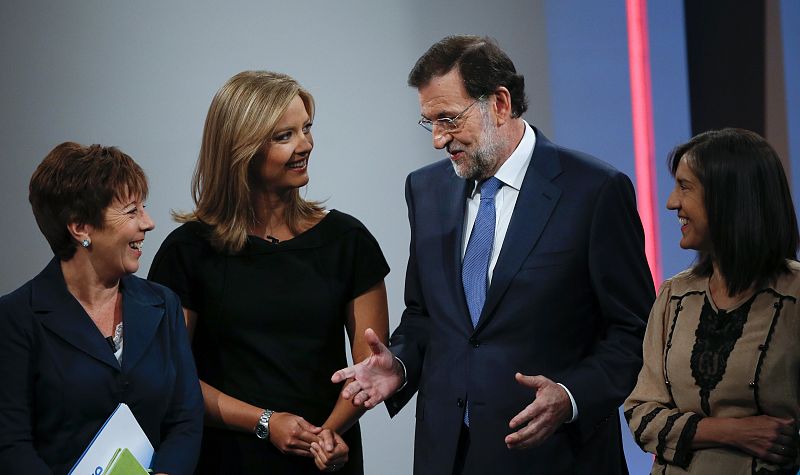 En tono distendido ha departido antes de comenzar la entrevista Mariano Rajoy con los periodistas que han participado. En la imagen, de izquierda a derecha, Carmen del Riego, María Casado, Mariano Rajoy y Anabel Díez.