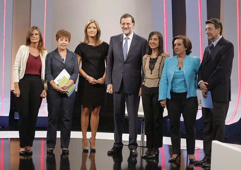 El presidente del Gobierno, Mariano Rajoy, momentos antes de la entrevista en la 1 de TVE, esta noche en los estudios Buñuel, posa junto a las periodistas (izq a dcha) Pilar González, Carmen del Riego, María Casado, Anabel Pérez, Victoria Prego e Ign