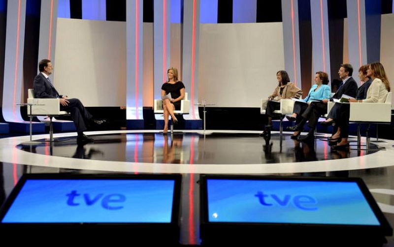 Cinco mujeres y un hombre conformaban el elenco de periodistas que se han sentado esta noche ante Mariano Rajoy para intentar conocer la opinión del  presidente del Gobierno sobre la petición de un eventual rescate. 