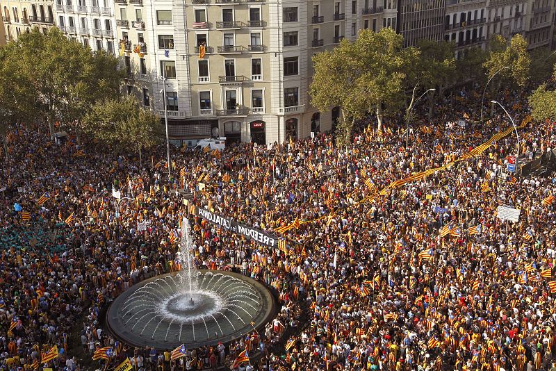 MILES DE CATALANES SE MANIFIESTAN PARA RECLAMAR INDEPENDENCIA Y PACTO FISCAL