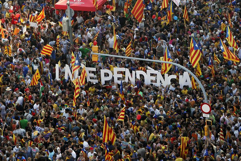 MILES DE CATALANES SE MANIFIESTAN PARA RECLAMAR INDEPENDENCIA Y PACTO FISCAL