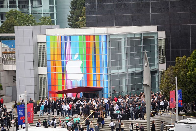 Los asistentes a la presentación entran en el 'Yerba Buena Center', en San Francisco, donde ha sido presentado el iPhone 5.