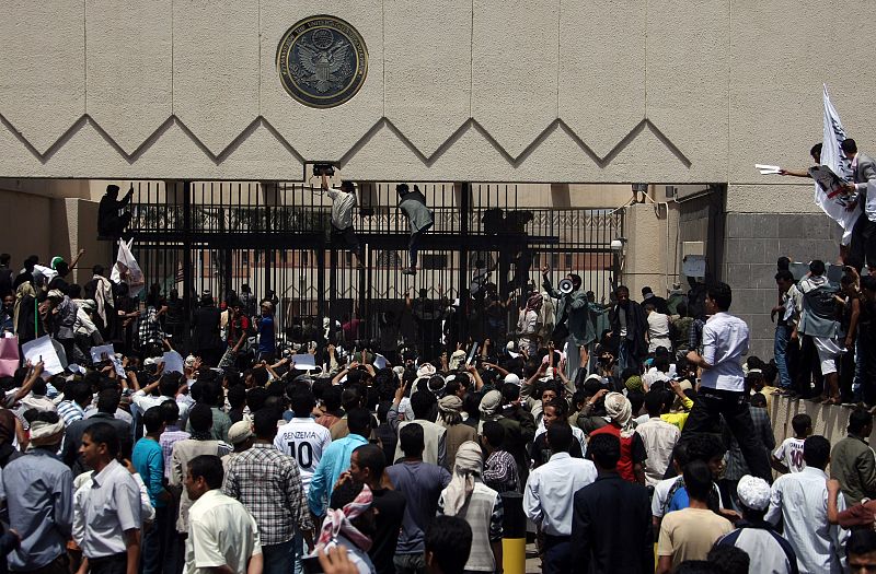 Los manifestantes han entrado brevemente en la embajada de EE.UU. en Yemen pero los marines y la Policía les han expulsado