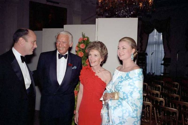Grace Kelly junto a la primera dama estadounidense Nancy Reagan y Douglas Fairbanks en una cena en Londres días antes de la boda de los príncipes Carlos y Diana.