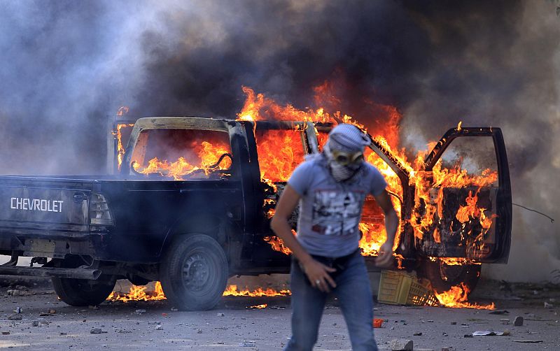 Prenden fuego a un coche de policía en El Cairo