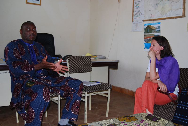 Sore Sosthene, el hombre fuerte del  presidente de Burkina Faso en Sebba, explica la importancia del trabajo sobre el terreno de las ONG.