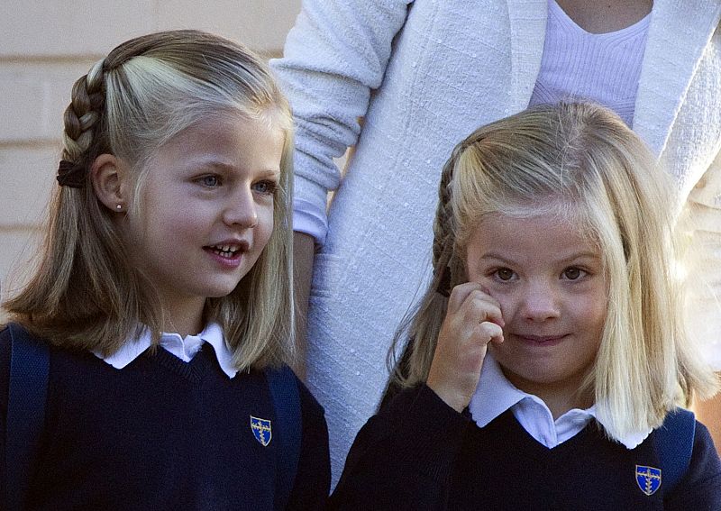 Las infantas Leonor y Sofía acuden acompañadas de los Príncipes a su primer día de colegio del curso 2012-2013