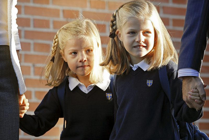El Príncipe ha aparcado su vehículo a pocos metros de la  puerta de entrada para recorrer a pie la distancia que les separaba  de la entrada del centro escolar.