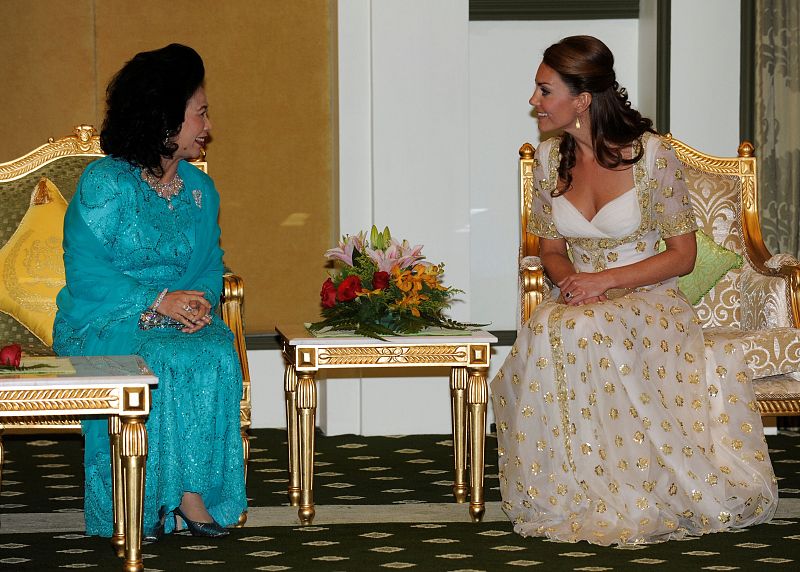 Kate Middleton, espectacular con este vestido de gala de Alexander McQueen en blango y oro que lució en una cena de estado en Kuala Lumpur.