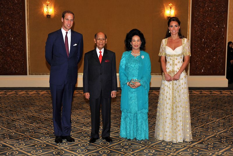 Kate Middleton, espectacular con este vestido de gala de Alexander McQueen en blango y oro que lució en una cena de estado en Kuala Lumpur.