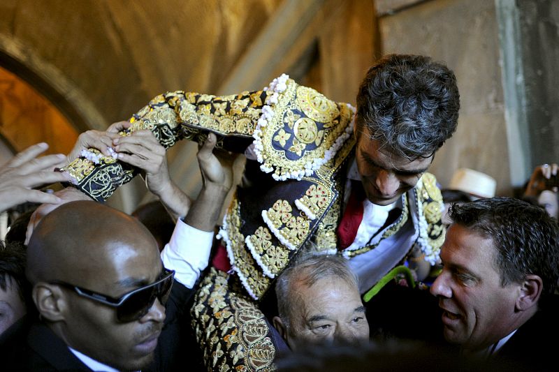 ONCE OREJAS Y UN RABO PARA JOSÉ TOMÁS EN LA FERIA DE NIMES