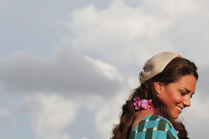 A pesar de la polémica suscitada tras la publicación de unas fotografías de Kate Middleton en top-less en la revista francesa Closer, los duques de Cambridge han mostrado la mejor de sus sonrisas durante su gira asiática, que este fin de semana les h