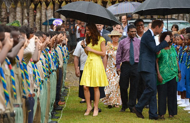 Kate combinó el vestido amarillo con unos zapatos de L.K.Bennett en nude.